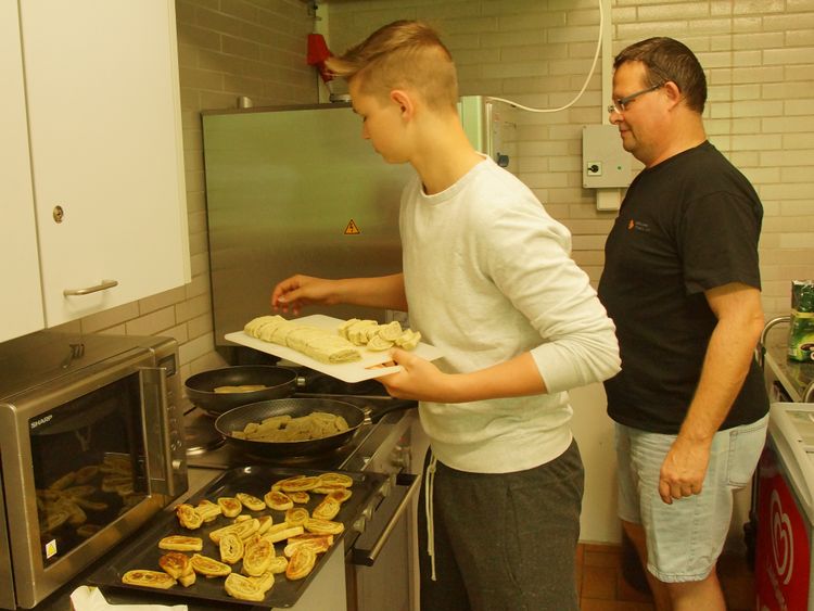 Frank mit Sohn beim Kochen