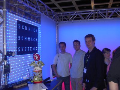 Schnick Schnack Systems (beachte gleichmäßigen Farbverlauf in Hintergrund-Wand
